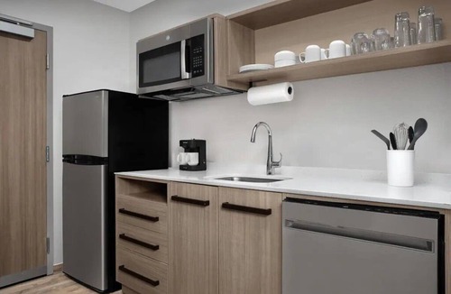 Weston Hotel | Bright King Studio | Breakfast, Outdoor Pool | 0.6 mi to Cleveland Clinic
