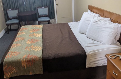 Hendersonville Hotel | Budget Daily/Weekly rentals at Rainbow Motel located in Hendersonville, NC area.