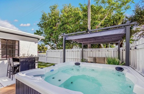 Jupiter House | Bungalow! Hot TUB! Games! 10 min to Beach!