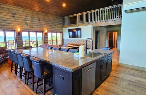 Greenville Cabin | Burnt Jacket Lodge *Lake/Mountain Views*Hot Tub*Pet Friendly*Kayaks*Shared Dock*Hiking Trails*A/C*Washer/Dryer*Sleeps 15