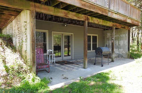 Carbondale House | Cabin #1 w/Private Beach 1 mi from Carbondale, IL and SIU