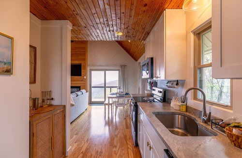 Apple Ridge House | Calling Me Home- hot tub,arcade and game room, outdoor dining, close to Blowing Rock!