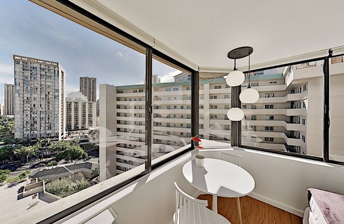 McCully - Moiliili Condo | Carefree Hawaiian Monarch Studio | Pool + Gym