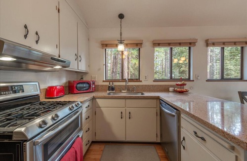 Ridgewood House | Central & Cozy Pet-Friendly Cabin w Fenced In Yard