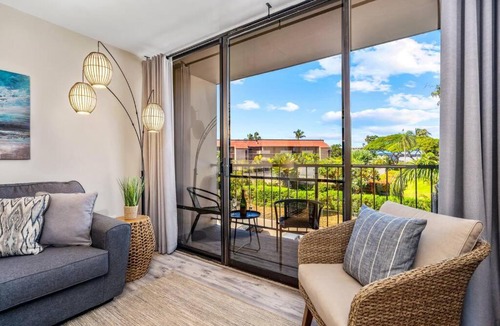 Kihei House | Centrally Located Modern Vistas