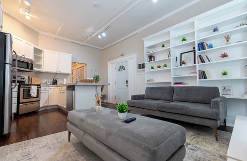 Albany Apartment | Charming 1BR Albany retreat w/parking & full kitchen, near MVP Arena, Washington Park & dining