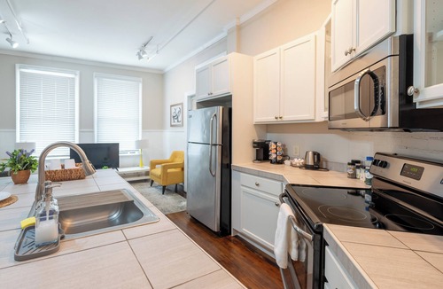 Albany Apartment | Charming 1BR Albany retreat w/parking & full kitchen, near MVP Arena, Washington Park & dining