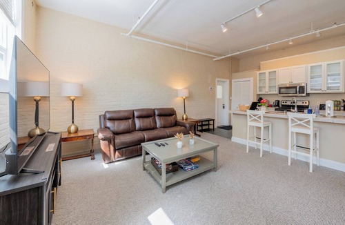 Albany Apartment | Charming 1BR Albany retreat w/parking & full kitchen, near MVP Arena, Washington Park & dining