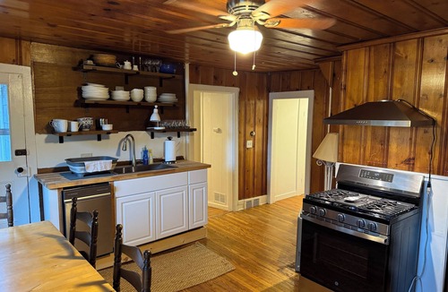 Kingston Apartment | Charming 2-bedroom apartment in cool Kingston with WiFi, AC