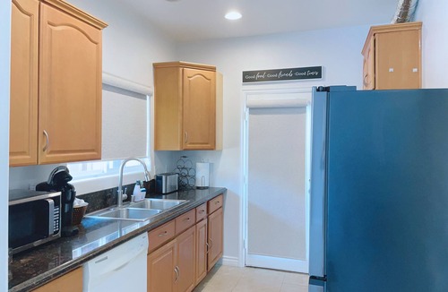 Midway City House | Charming 2-bedroom guesthouse family friendly near Disneyland/LittleSaigon