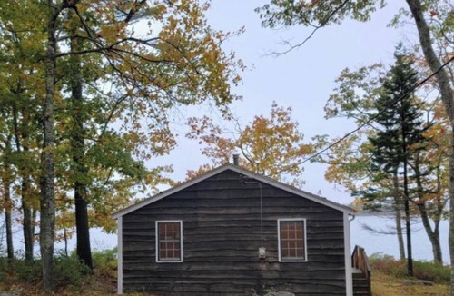 Mac Mahan Cabin | Charming 2-bedroom waterfront home in Wiscasset, ideal for family getaways.