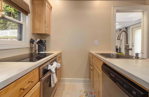 Parkville House | Charming 2BR Ranch W/4 King Beds Near Morton Amp