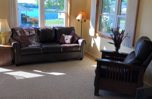 Fishers Landing House | Charming 3-bedroom house with WiFi and AC in delightful Fishers Landing
