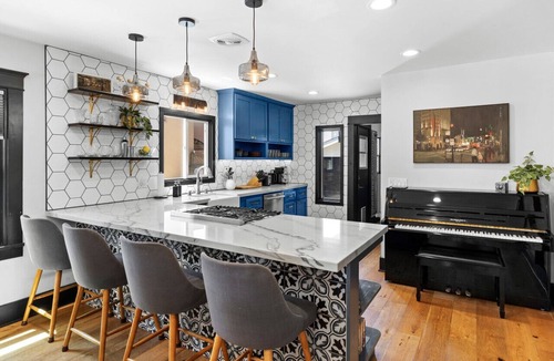 Mid City House | Charming 3BR in Heart of LA with Spacious Backyard