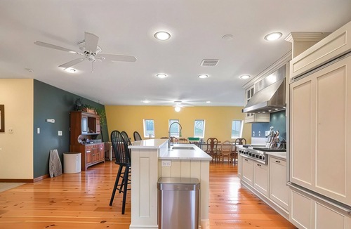 Honesdale House | Charming 7-bedroom farmhouse with AC, WiFi in welcoming Honesdale