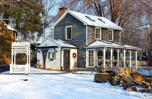 Phoenixville Cottage | Charming Cottage Getaway with an Indoor Fireplace in Chester Springs, Pennsylvania
