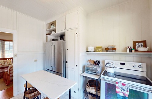 Diamond Head - Kapahulu - St. Louis Cottage | Charming cottage close to everything - walk to beach, zoo, & park