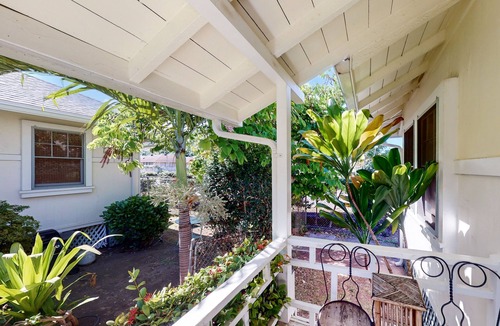 Diamond Head - Kapahulu - St. Louis Cottage | Charming cottage close to everything - walk to beach, zoo, & park