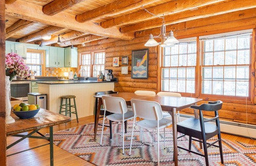 Stone Ridge Cabin | Charming & Cozy Cabin w/Screened Porch