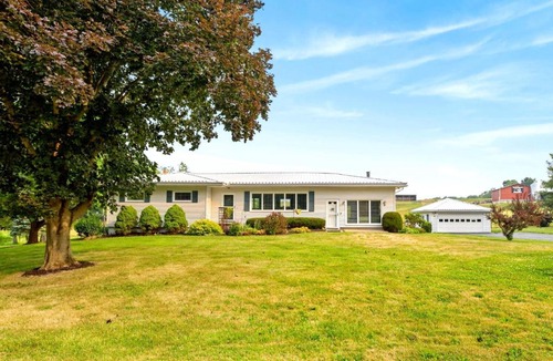 Palmyra House | Charming Farmhouse Retreat