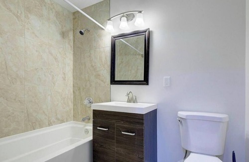Historic District Bed & Breakfast | Charming Living room in beautiful Annapolis with AC discount long stay