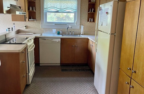 Southold House | Charming Southold Retreat with In Ground Pool – Walk to Founder’s Beach