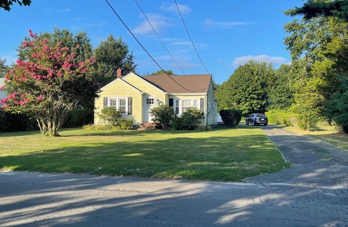 Southold House | Charming Southold Retreat with In Ground Pool – Walk to Founder’s Beach