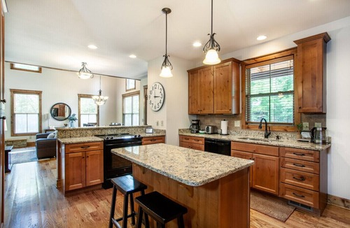 Townsend House | Charming Woodland Retreat w/Porch, Fireplace, & Golf