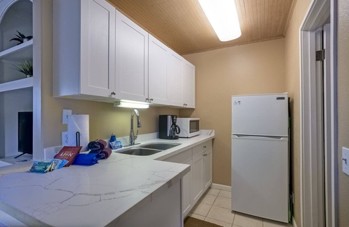 Princeville Condo | Cheerful & Affordable Studio Apartment - Walking Distance to Beaches