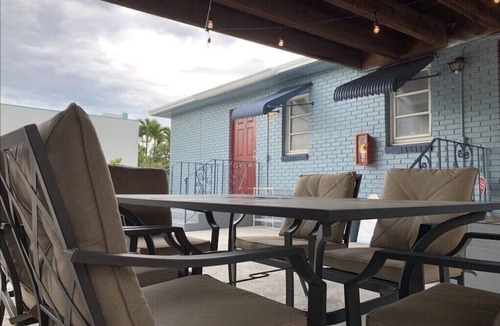 Parrot Cove Apartment | Chic Haven (1.5 mls 🏖 & .3 ⛳️ Golf Club) JFK 3.2 /Delray Med 16/St Mary 13