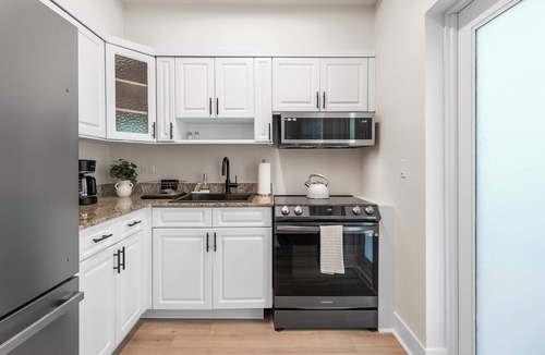 West Avenue Apartment | Chic Sobe Retreat 2-bedroom 2 full bath apartment walk to Lincoln Rd & Bay
