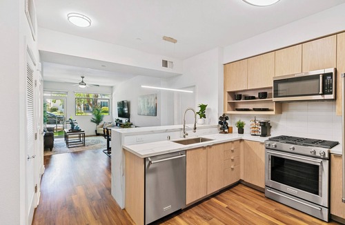 La Brea Apartment | Chic Spacious Apartment steps from LACMA with Patio, Pool & Den