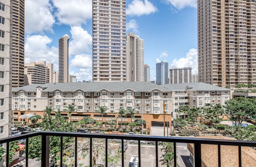 Kaka'ako Apartment | City-view studio with balcony & WiFi - mere steps from Waikiki beaches