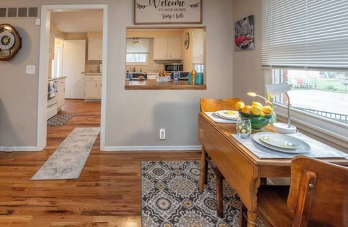 Gladstone House | Clean, comfortable 3BR/1.5BA in Gladstone with dog-friendly fenced yard, all bedrooms/baths on the ground floor, and easy highway access. Available 5/15–7/31
