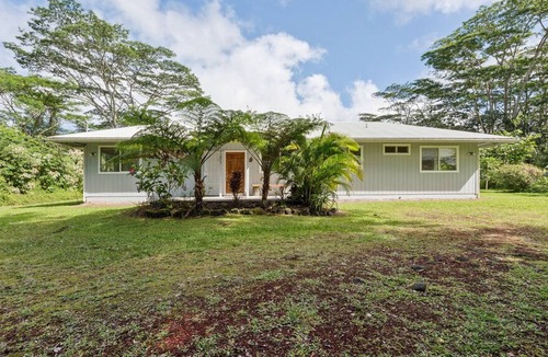 Keaau House | Clean, Modern Home on private 1 acre in Hawaiian Paradise Park.