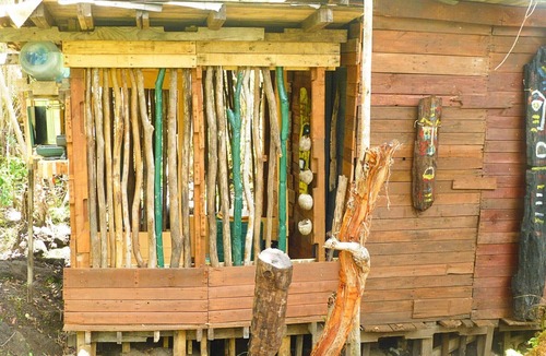 Fern Forest House | Clean Off-Grid Art Lovers Rainforest Hideaway!
