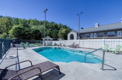 Pigeon Forge Condo | Colonial Crest 110 - Great location! - You can walk to town!