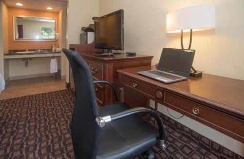 Lyndon Hotel | Colonnade Inn