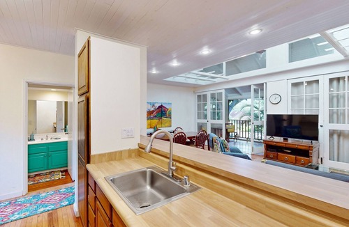 Maunaloa Condo | Colorful condo by the beach with a washer/dryer, lanai, & on-site pool