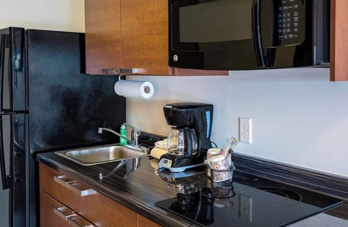 West Valley City Hotel | Comfortable Stay w/Pet-Friendly Room and Kitchen Near Maverik Center