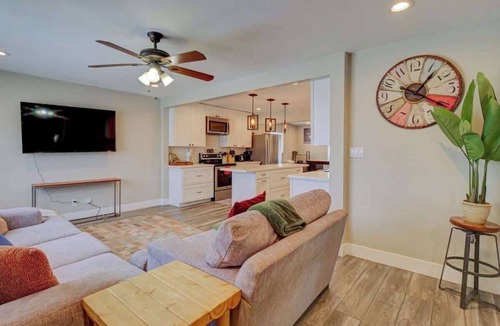Townsite House | Comfy & Cozy - walk to Water Street!