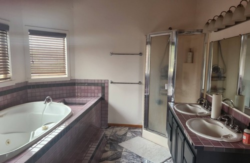 Maunaloa House | Comfy Molokai home close to the Beach!