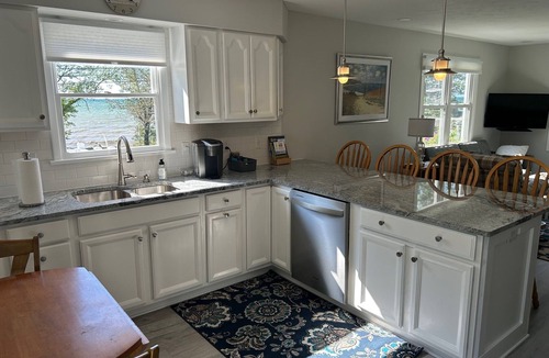 North East House | Completely Remodeled Lake House w 3 bedrooms 2 bath, deck w/amazing beach view