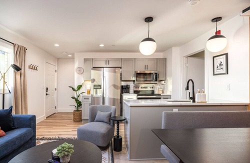 Hillsboro Village Apartment | Condo By Vanderbilt and Belmont, 3 miles to Downtown + Parking