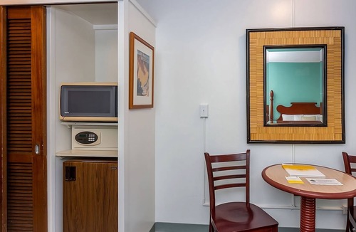 Ala Moana House | Convenient Countryside Stay! 2 Comfortable Units, Pool, Pets Allowed