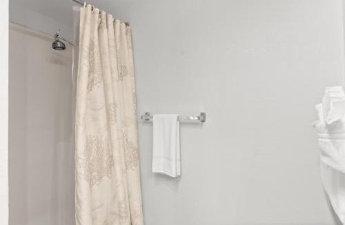 Kihei Apartment | Convenient to downtown Kihei, across famous Charley Young Beach, 3 pool, tennis courts MV3407