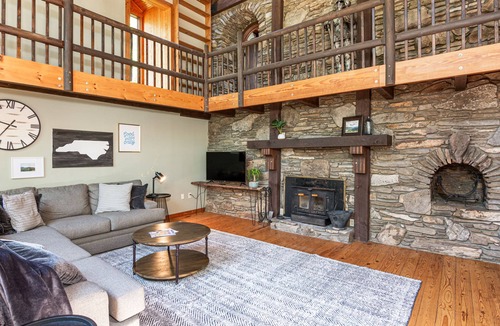 Black Mountain Cabin | Cool Mountain Lodge just 2 Mi to Blk Mt. Hot Tub-Fire Pit 2 King Suites Pet OK.