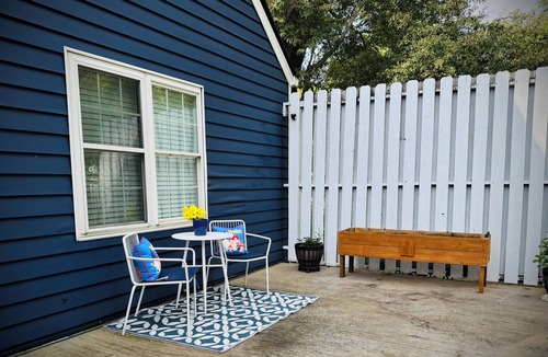 Douglasville House | Cottage home near downtown Douglasville’s Greystone Amphitheater.