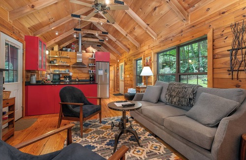 Black Mountain Cabin | Cozy 1-bedroom cabin in perfect Black Mountain with Hot Tub