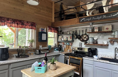 Newport Cabin | Cozy 1-bedroom cabin with AC/fireplace/hottub/infrared sauna in charming Newport